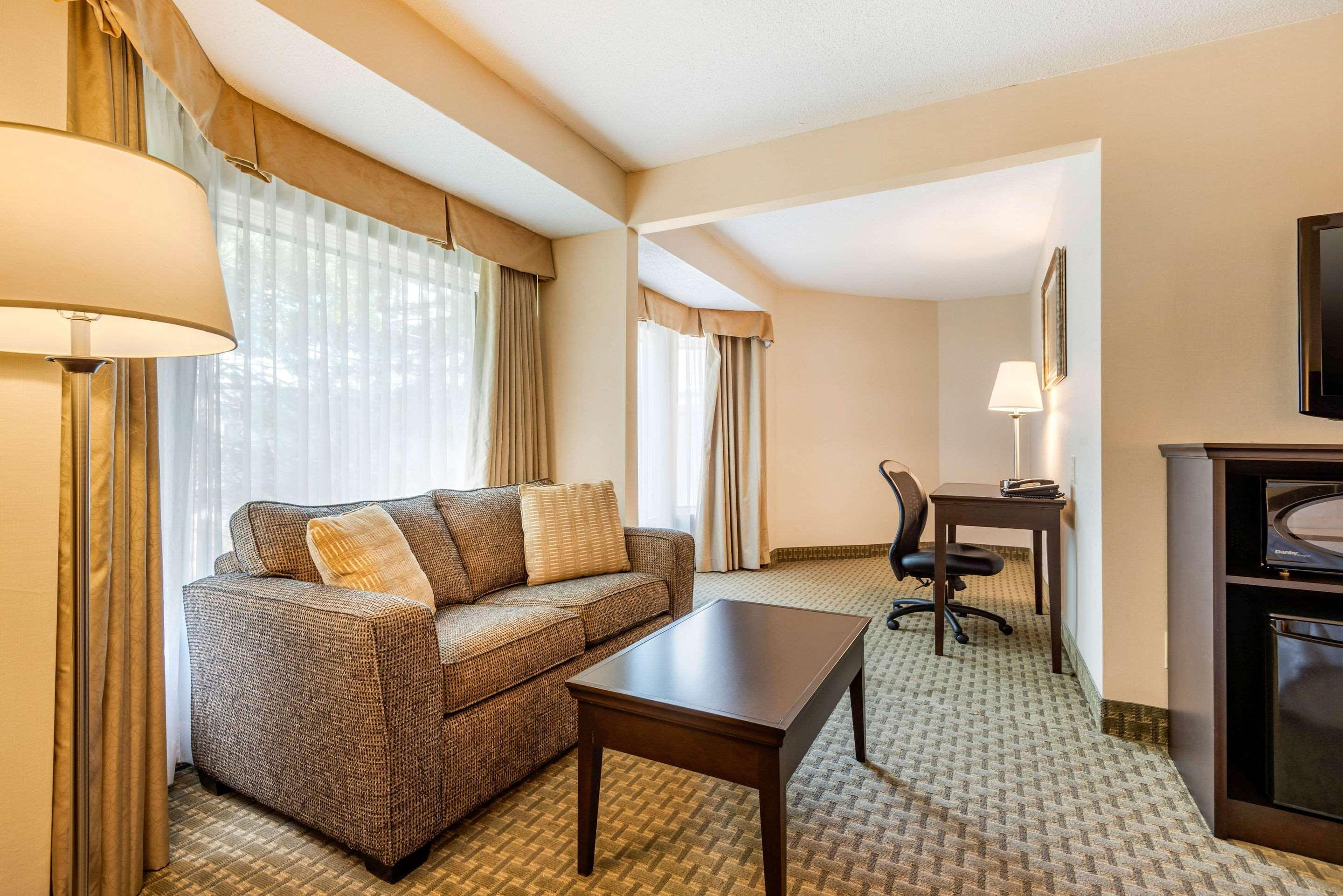 Quality Inn & Suites Brampton Exterior photo
