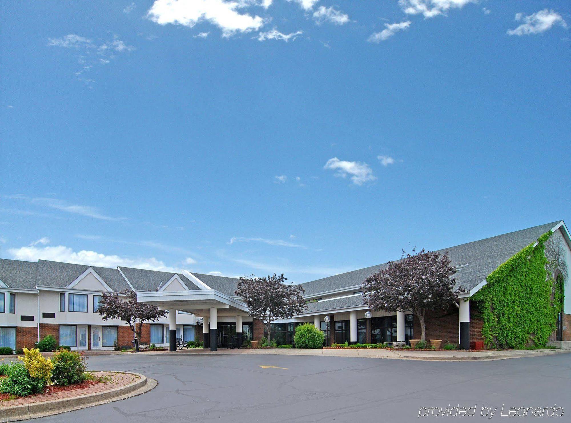 Quality Inn & Suites Brampton Exterior photo