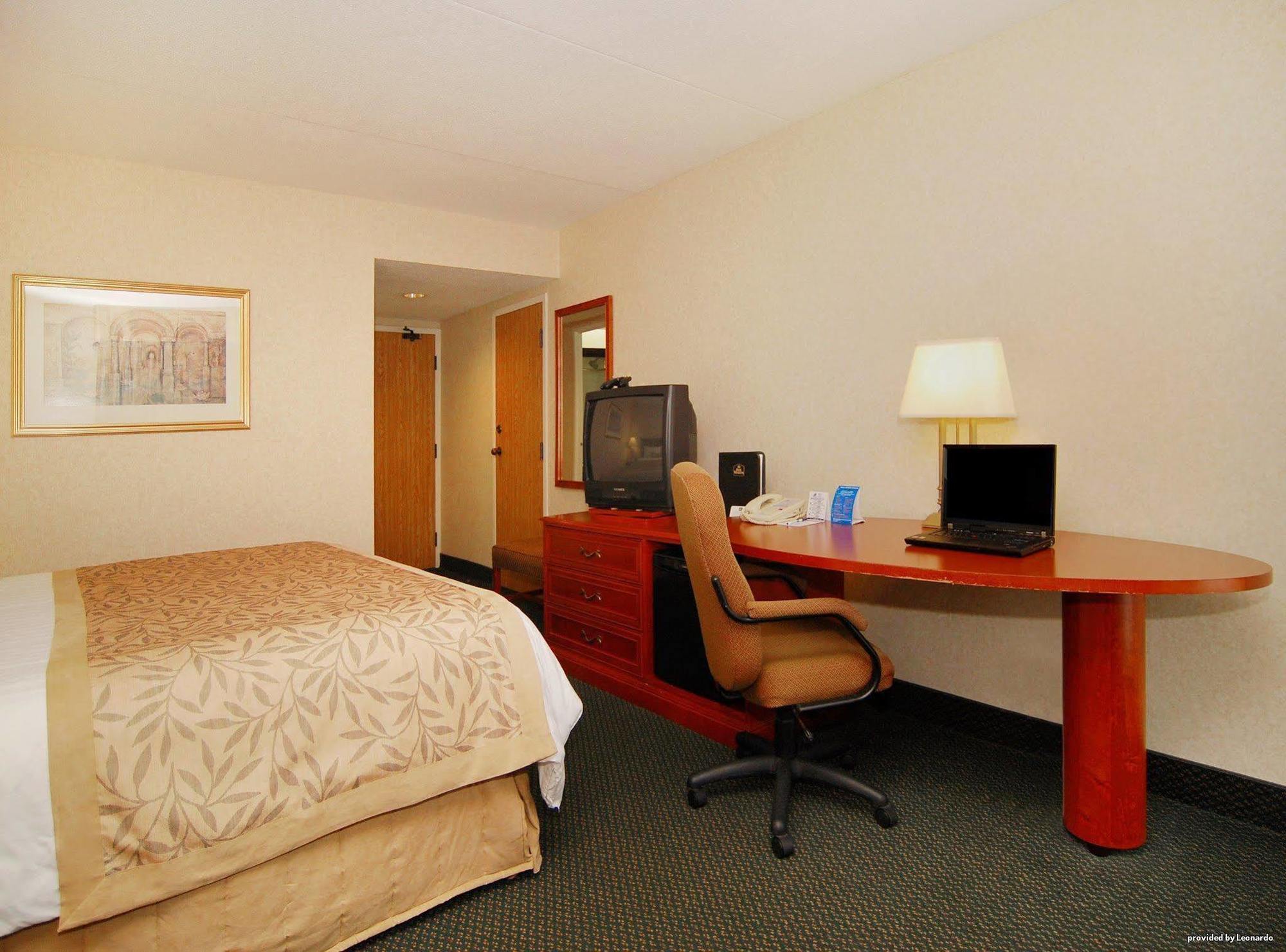 Quality Inn & Suites Brampton Exterior photo