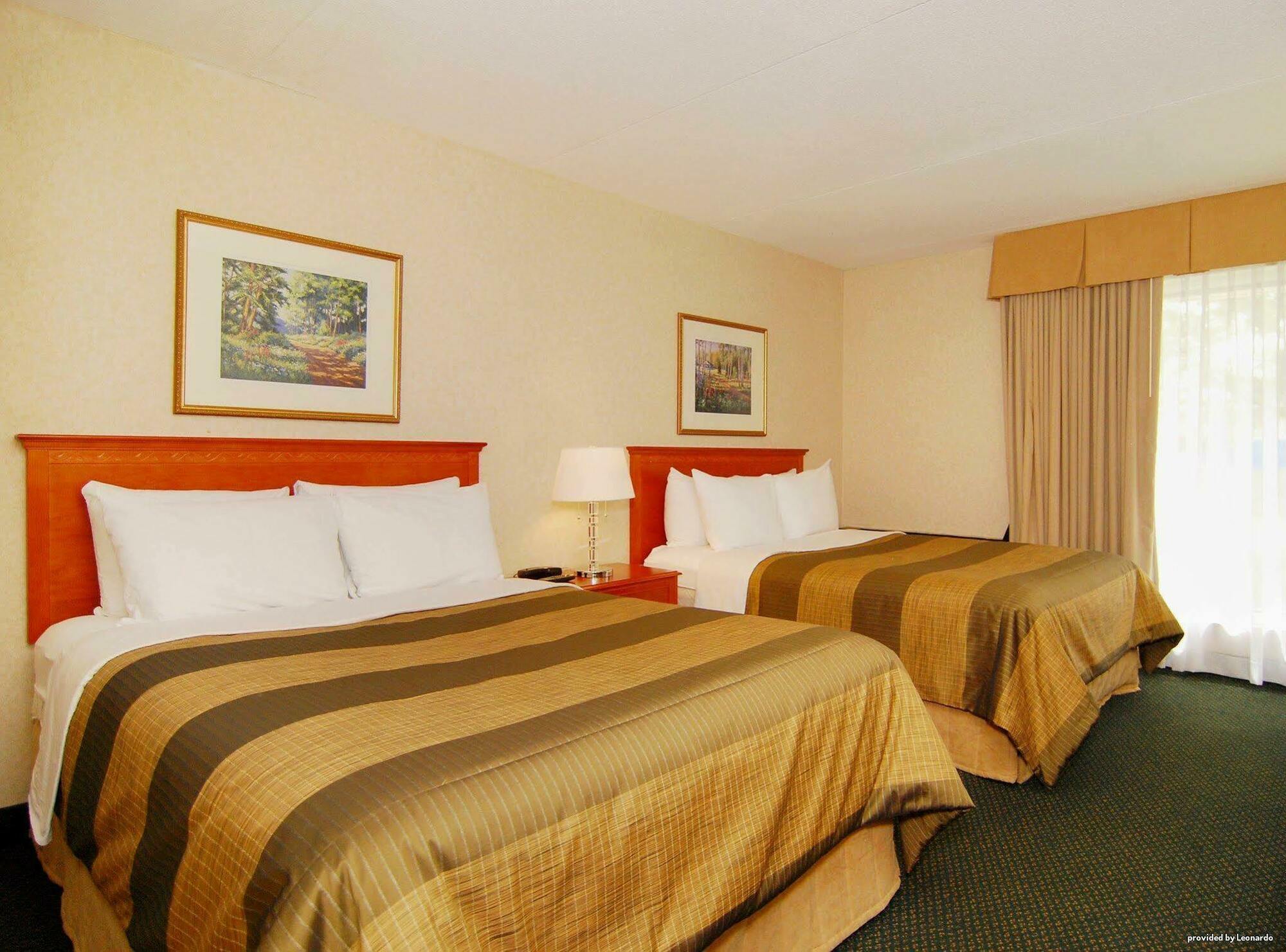 Quality Inn & Suites Brampton Exterior photo